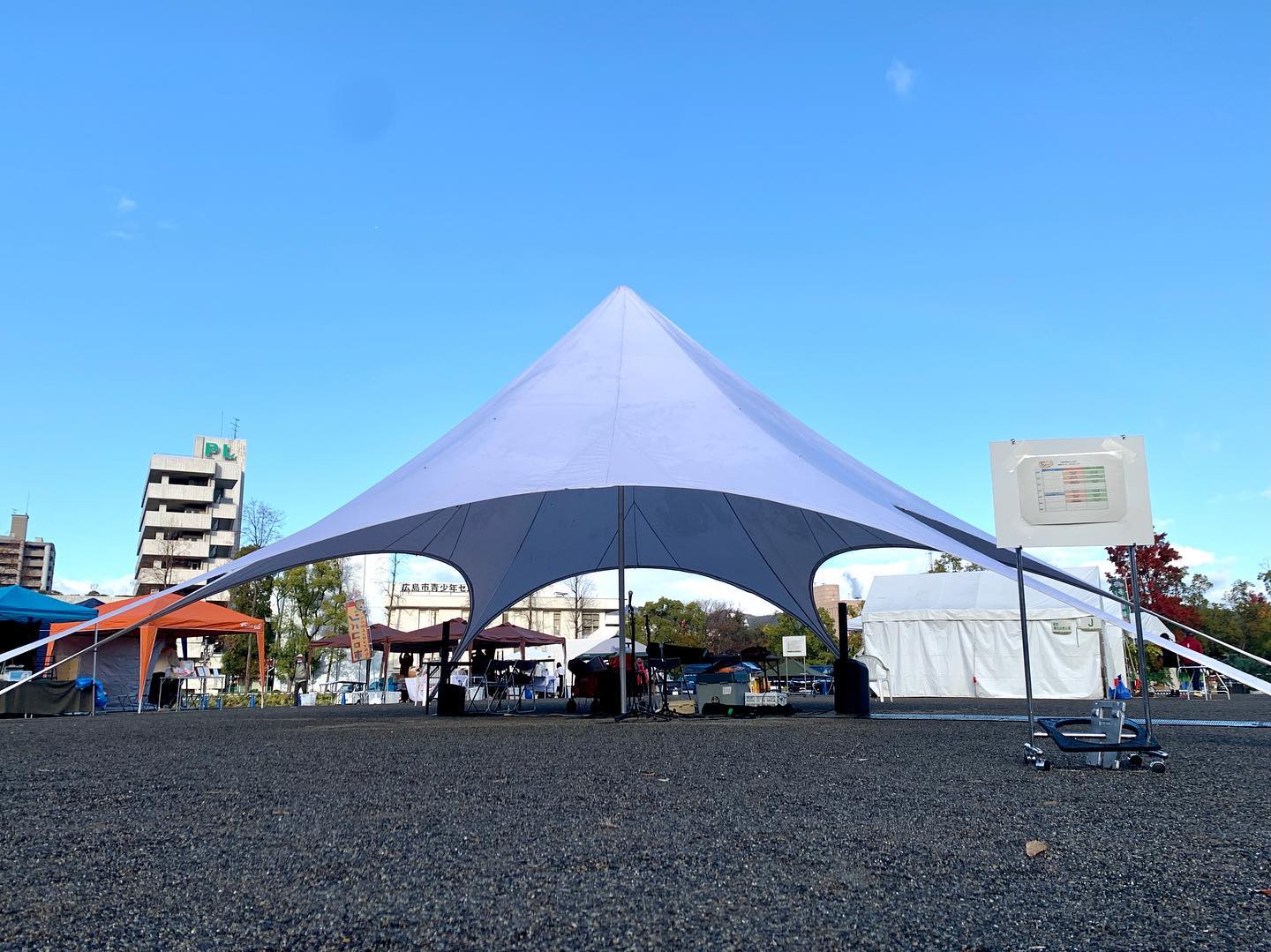 はなのわマルシェステージ設置完了！会場中央のテントがステージになります。朝雨もやんでお日様も出てました。#はなのわマルシェ