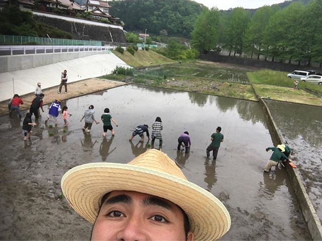 GW最終日は湯来さとやま会田植え会のお手伝いです。今年もカワムラ田んぼ手伝いまーす。#唄うたいカワムラ