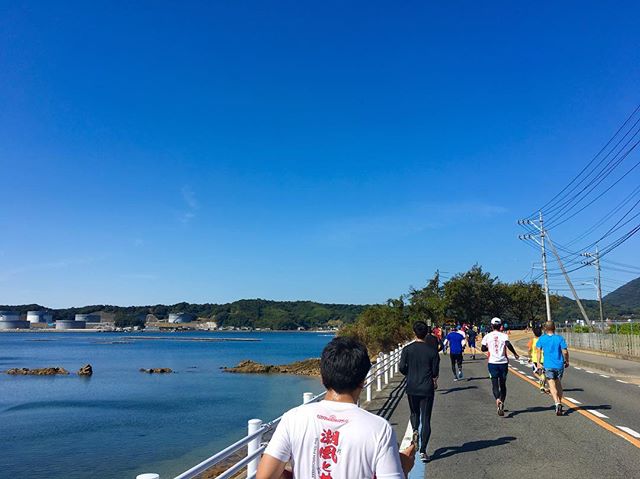 みかんマラソン@江田島。無事完走できました。良すぎるくらいの天気で、暑いぐらいでしたが、青い空と海と潮風を感じながらのランは最高でしたよ。とはいえ暑さにまいって心が折れそうになりました。なんとか踏ん張って58分ジャストで10km完走。昨年より1分半ほど遅かったですが、これはレースまでの練習量の差だという事で腑に落ちてます。ひとまず目標は達成！#唄うたいカワムラ