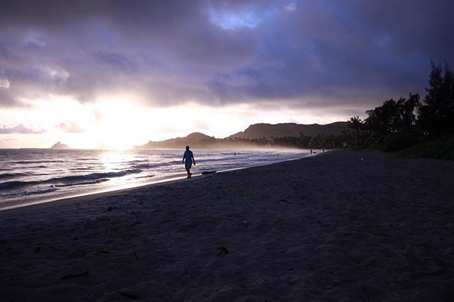 早起きから始まったハワイ三日目。昨日訪れたKids Hurt Too Hawaiiでkailuaの海辺は日の出が美しいと教えていただいて、せっかくその地にいるのならという事で早起きして新しい朝の光を浴びてきました。東の方へずーっと続く砂浜の先にある岬の向こうから輝く太陽が見えた時は感動しましたね。そして、その朝日の事を教えてくれたカズヨさんが近所に住んどって、ひょんな事で早朝のお宅訪問してお茶やフルーツをご馳走になりました。なんだか朝からいい時間。それからホノルル市の街中のデイケア施設S akura Houseにて慰問演奏。Ukulele Peace ひろしまという体で、今回の旅メンバーみんなで演奏したりもしましたが、ソロコーナーあったので