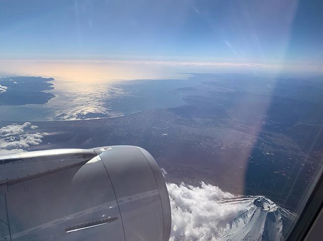 無事日本に帰国して、岩国空港に着きました。富士山が見れるとなんか嬉しい。これから広島にかえりまーす！車のハンドル、元に戻るんよね。運転気をつけなければ。#唄うたいカワムラ