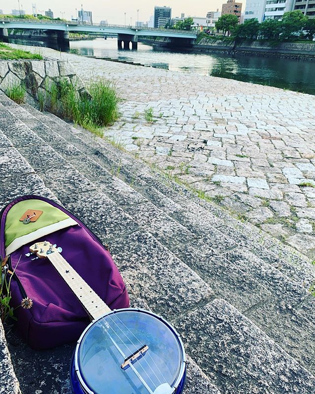 川辺でウクレレ楽しめる。これぞ広島スタイル！ではなかろうか。いい季節なりましたのう。#唄うたいカワムラ