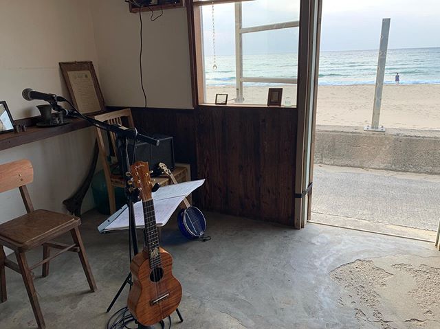 海辺のステージ、セッティング完了！サンシャインライブ@琴ヶ浜チーナカ豆。最高のロケーションじゃあ！シアワセ。#唄うたいカワムラ