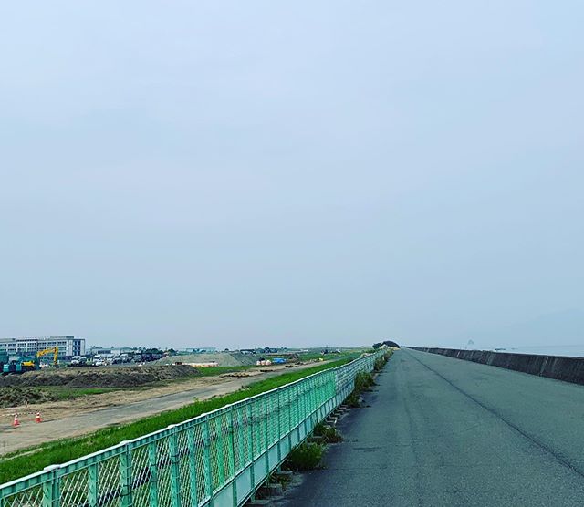 今日の朝ラン。5km、ごっつぁんでした。元広島空港の滑走路に工事が入りました。変わりゆく町よ。#唄うたいカワムラ