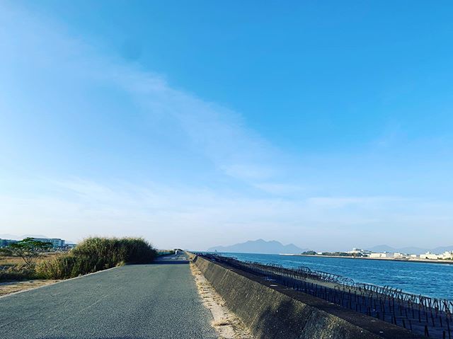 朝ラン。台湾、台北では青空をほとんど見れてなかった。青い空と海、綺麗じゃなー。明日の平和マラソンに備えて軽めの6kmラン。明日も晴レルヤ！#唄うたいカワムラ